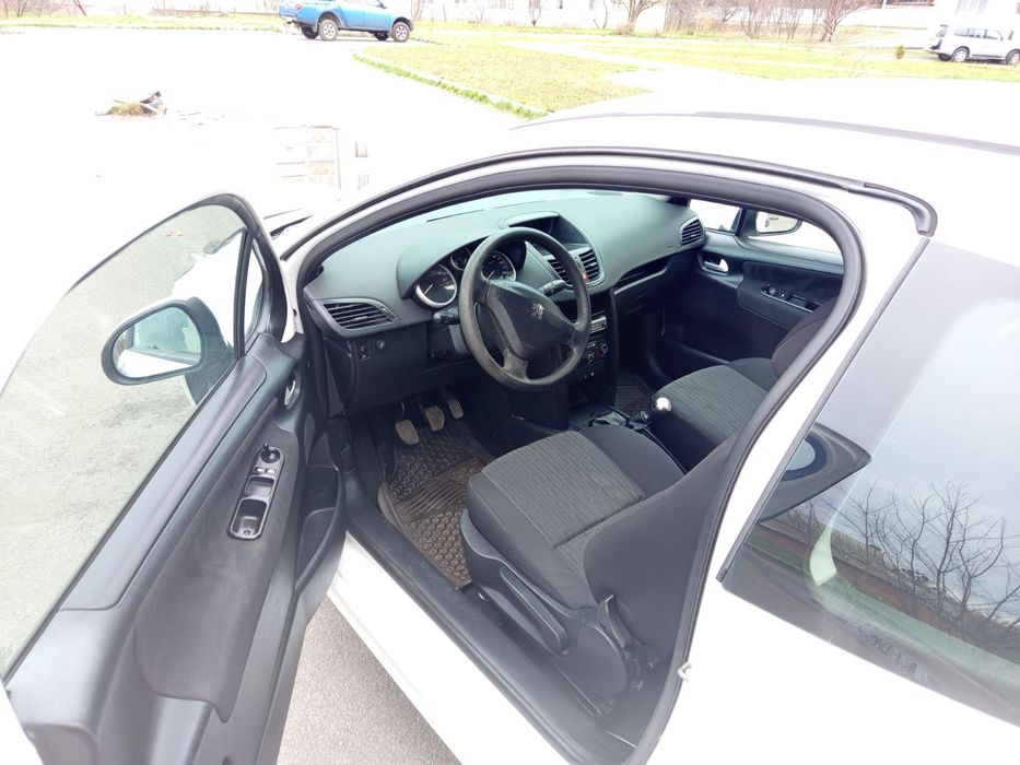 Автомобіль Пежо 207