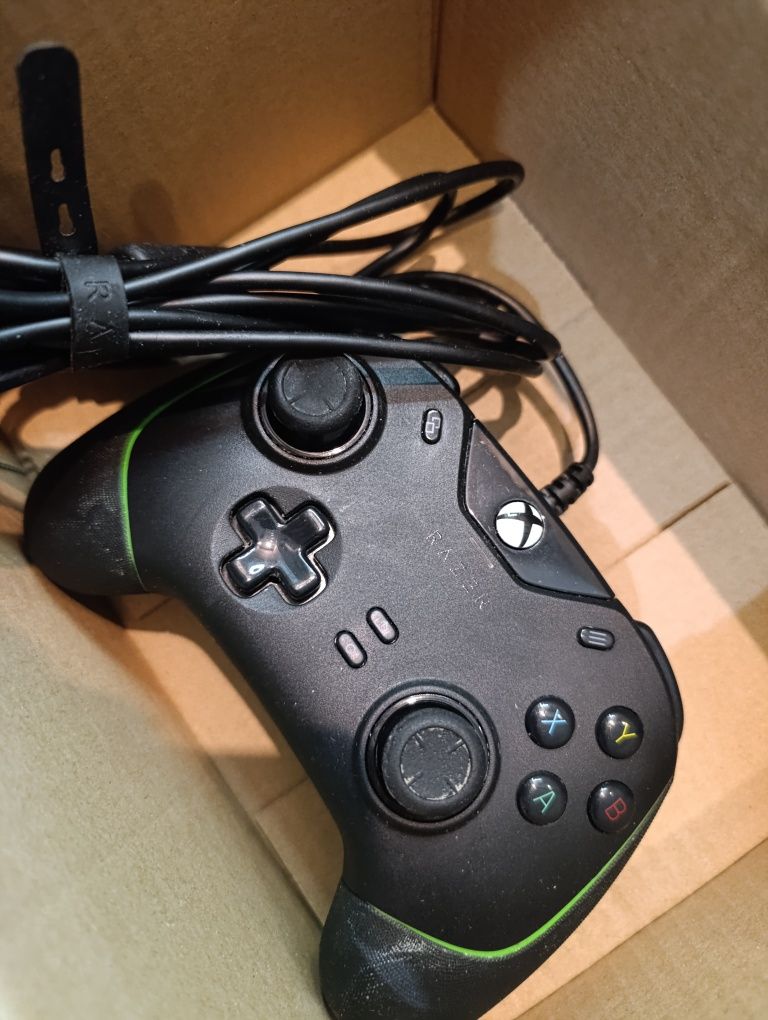 Razer Wolverine V2 - Przewodowy kontroler do gier dla Xbox Series X