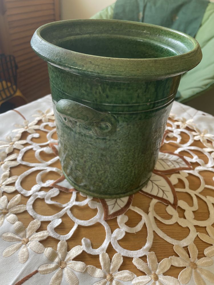 Zielony pojemnik ceramiczny
