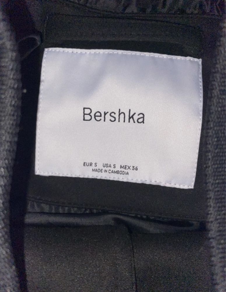 Casaco bershka preto e branco