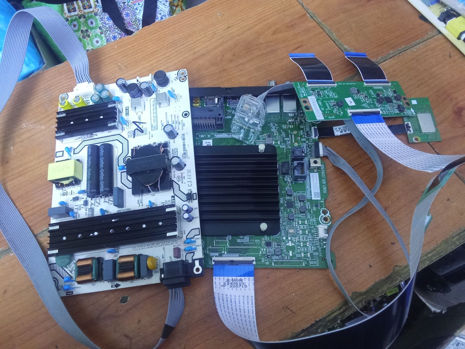Conjunto Fonte e mainboard Hisense - 02