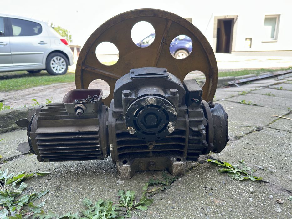 Silnik elektryczny z reduktorem i kołem pasowym (Sprawny)