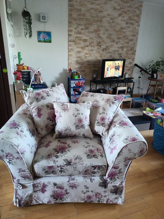 Jasna sofa w róże
