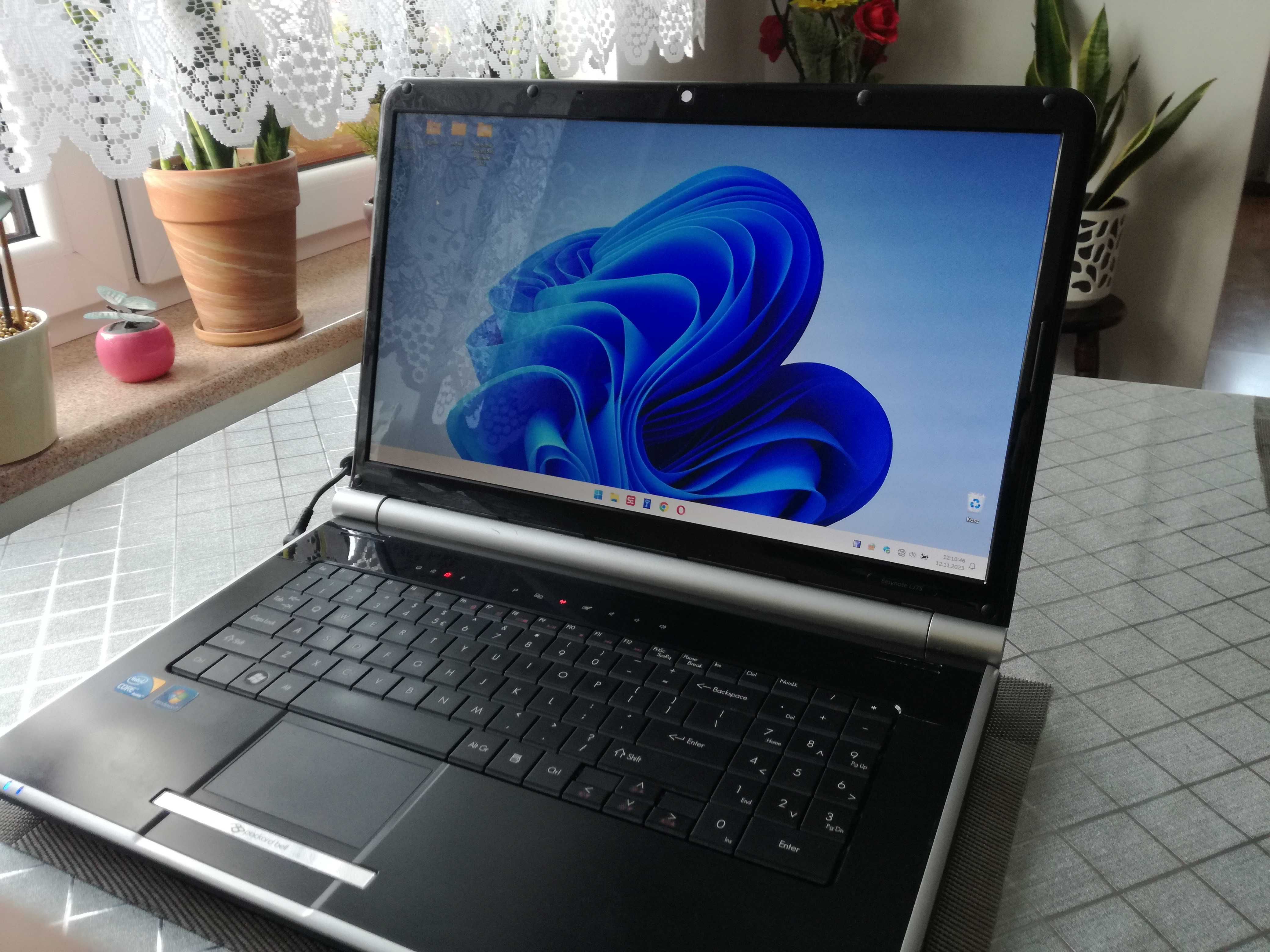 Packard Bell EasyNote LJ75. Windows 11, 17,3", i3, 4GB RAM, bateria OK
