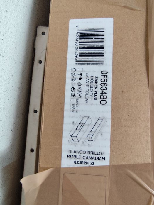 Estante de parede com porta basculante