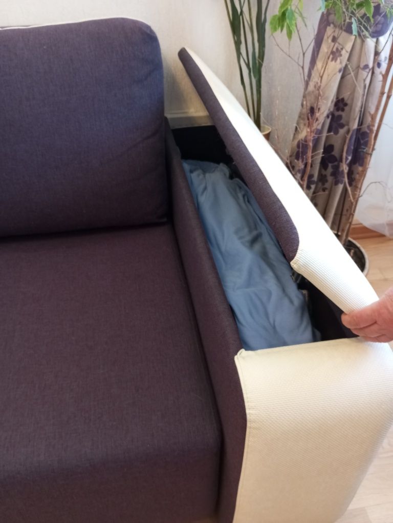 Розкладний диван з нішею для  постільної білизни