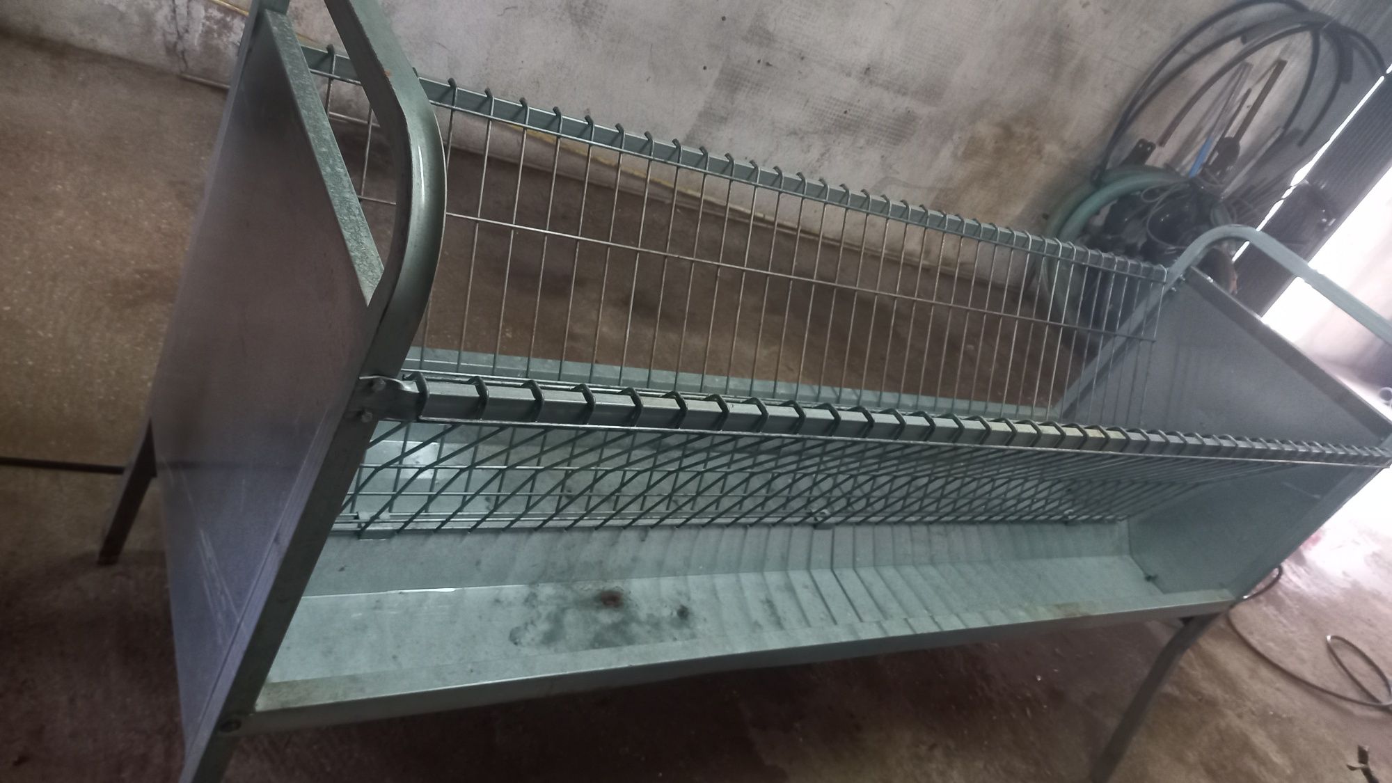 Manjedora usada em bom estado