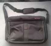 Torba czarna: laptop, tablet, dokumenty. Biznesowa teczka na ramię.