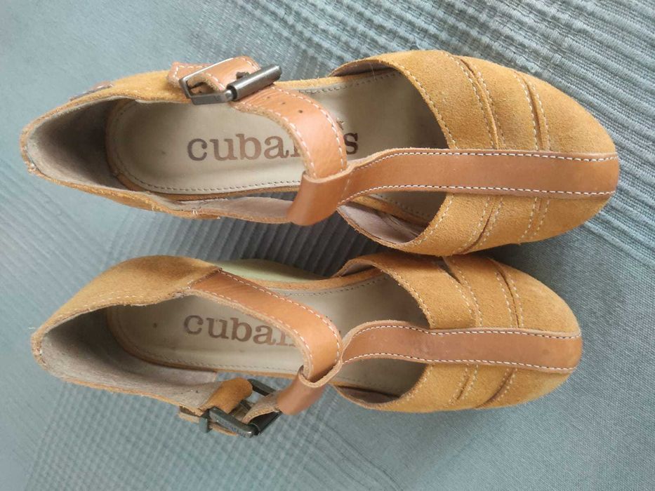 Sandálias cor mel compensadas marca Cubanas