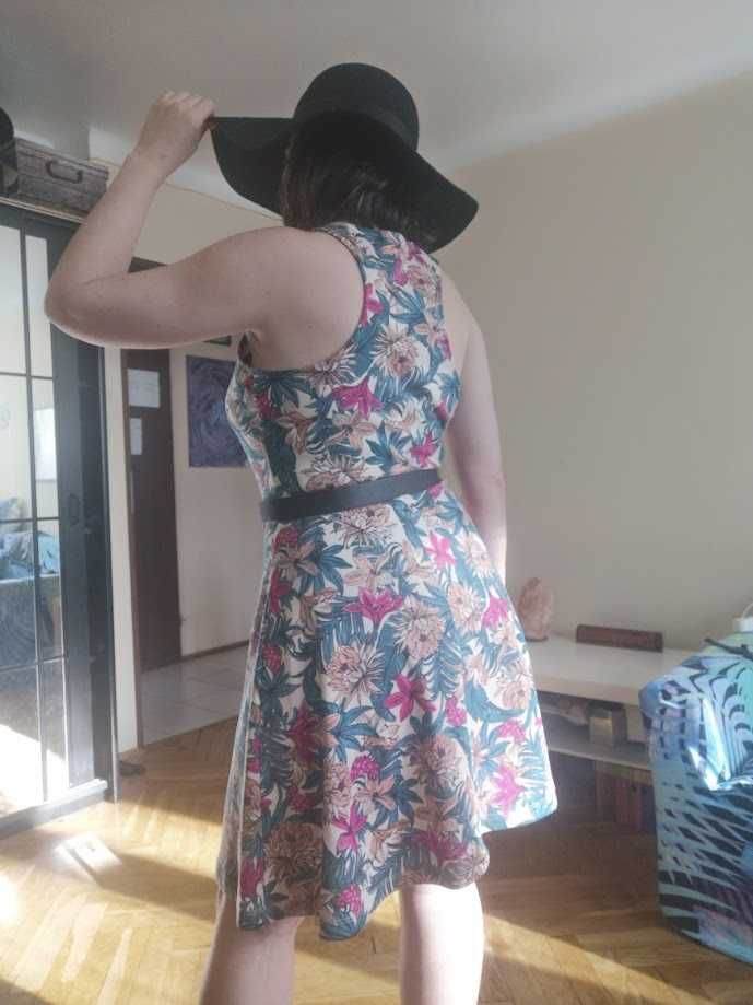 Rozkloszowana sukienka letnia H&M M w kwiaty