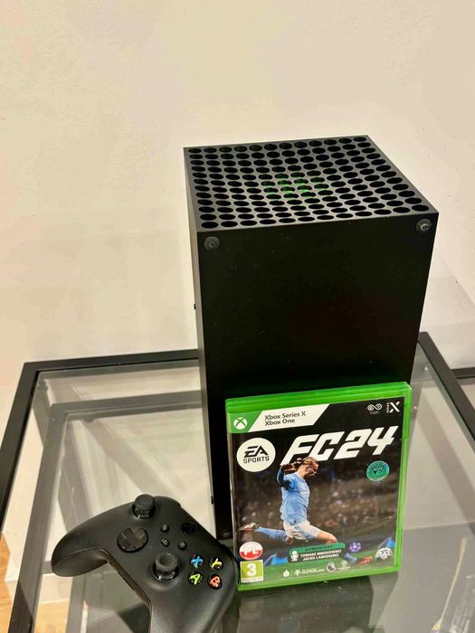 XBOX Series X z napędem Blu-
ray 4K UHD + Gra XBOX EA Sports FC 24