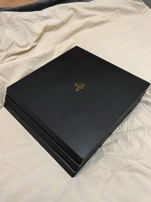 Продам PlayStation 4 Pro 1TB + 2 джойстика