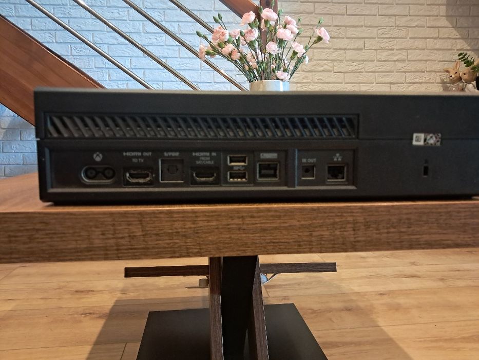 Xbox one 1tb + 2 pady + 7 gier- komplet