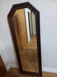 Espelho com caixilho em madeira
