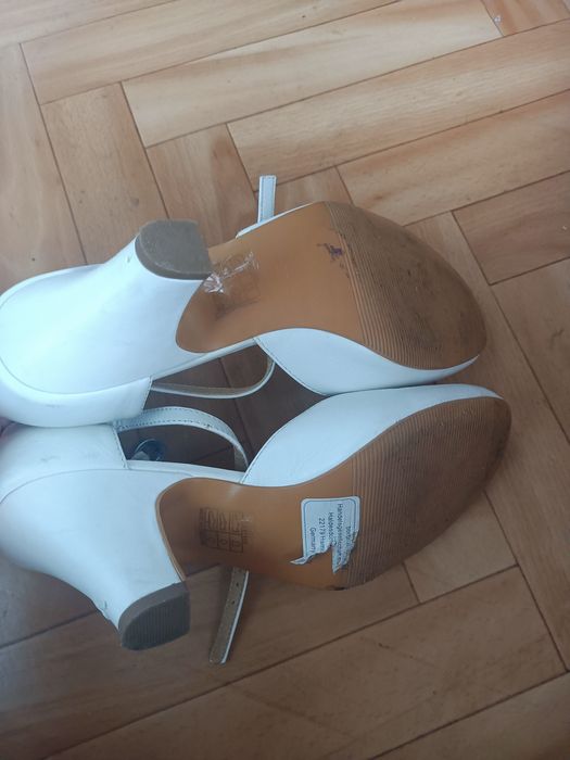 Białe skórzane buty T bary