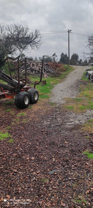 Reboque florestal com grua