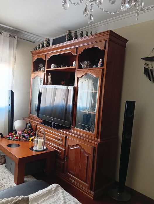 Estante de madeira de mogno com portas de vidro.