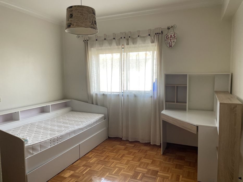 Conjunto de quarto mobilado (cama + escritório + espelho)