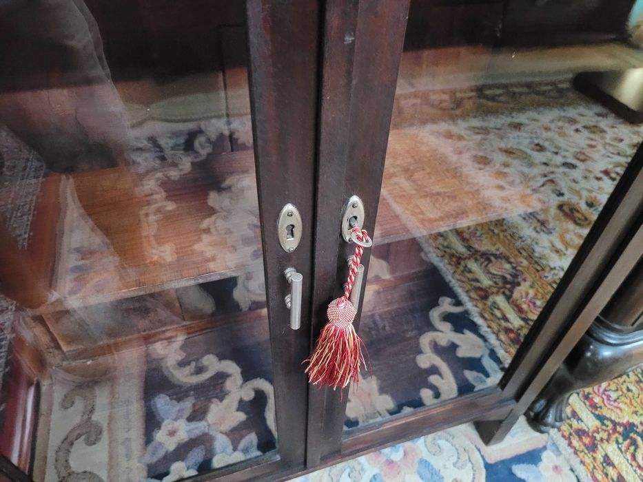 Móvel muito antigo em madeira maciça com tampo em pedra e porta