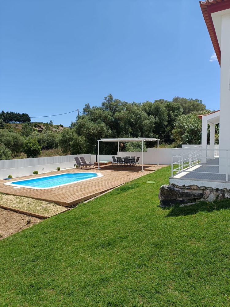 Moradia V3 nova isolada com piscina