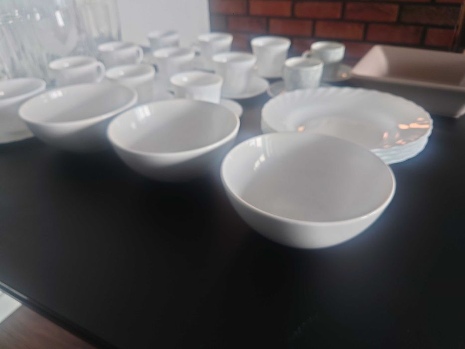 miski, filiżanki, talerze, kieliszki, szklanki, dzbanek, moździeż