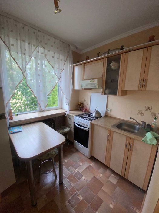 Продається 2х кімнатна квартира по пр. Відродження в хорошому стані.