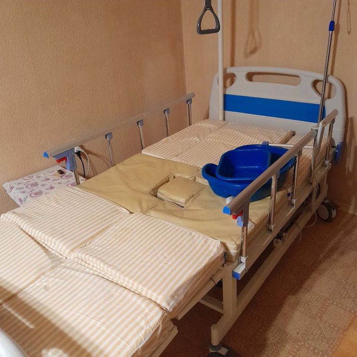 Ліжко медичне з електроприводом та туалетом