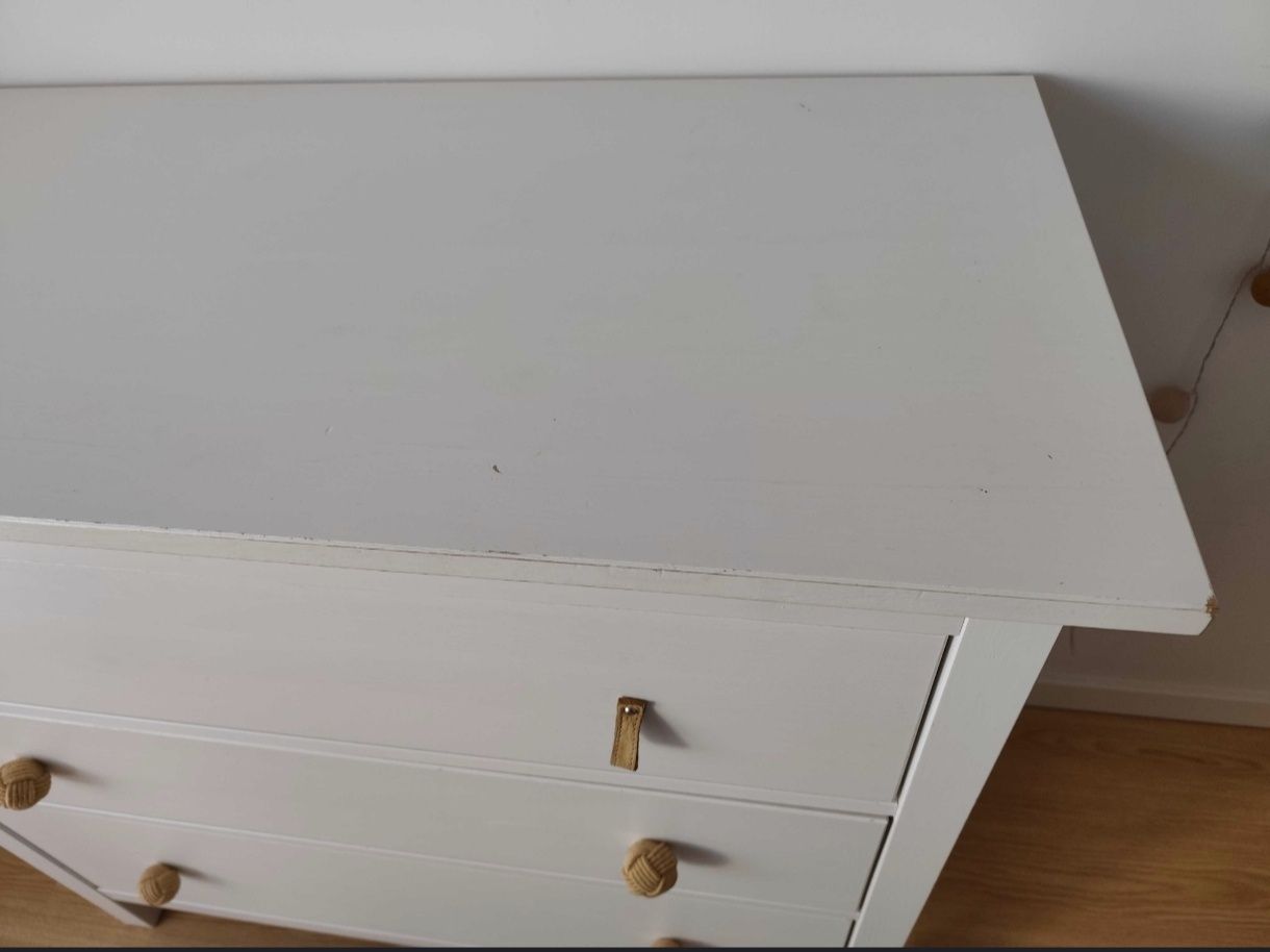 Cómoda IKEA HEMNES com 3 gavetas e 6 puxadores.