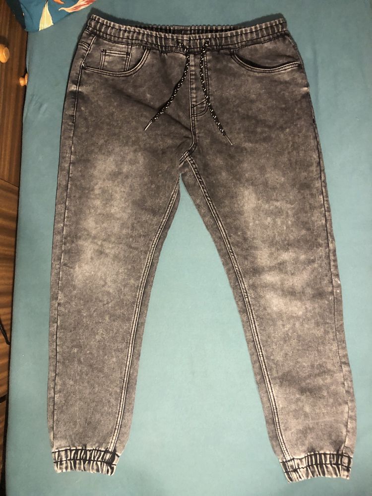 Luźne męskie spodnie typu jeans