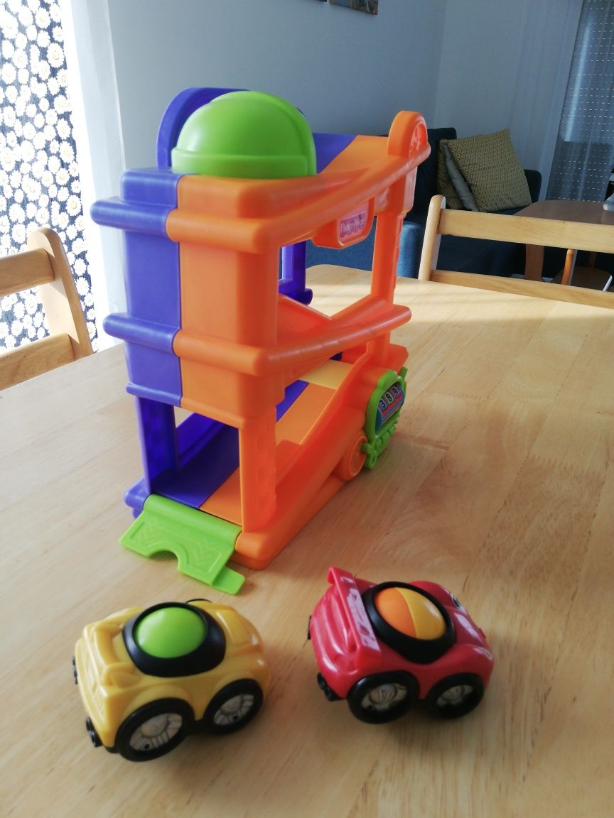 Zygzakowa rampa z dźwiękami + 2 autka Fisher Price