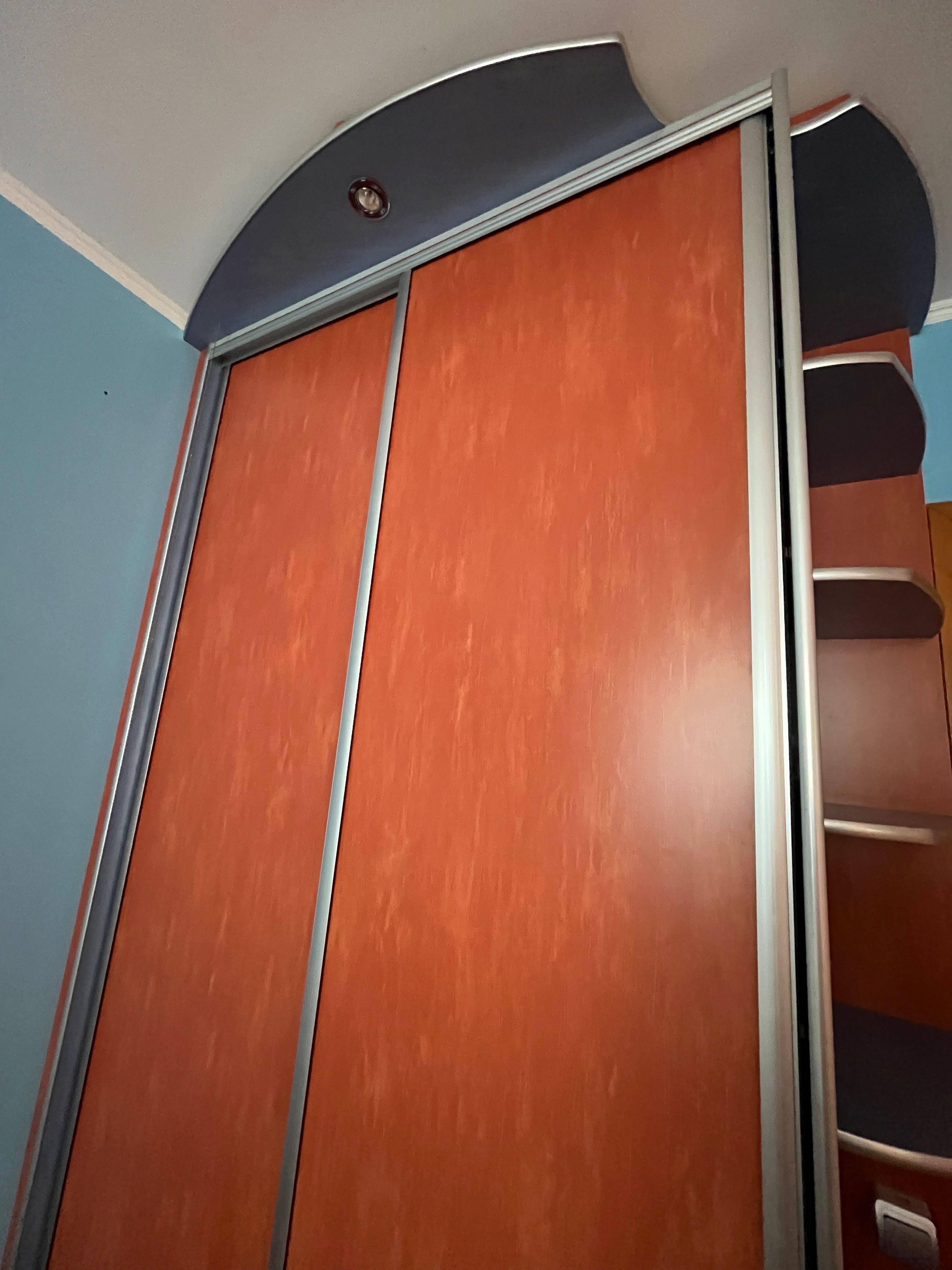 Шафа-купе з підсвіткою. Б/у, в ідеальному стані. Розмір 1710*2620*685.