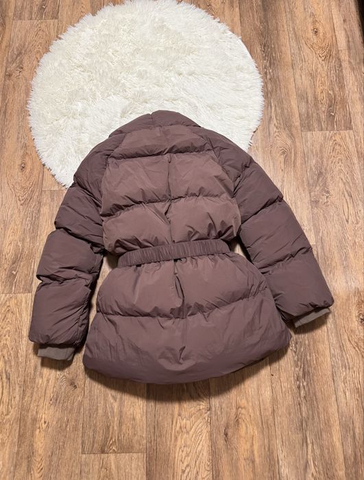 Нова куртка на зиму в коричневому кольорі з поясом