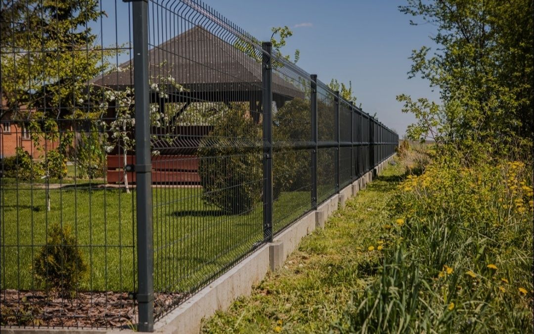 Montaż ogrodzeń panelowych, oraz tymczasowych z siatki leśnej