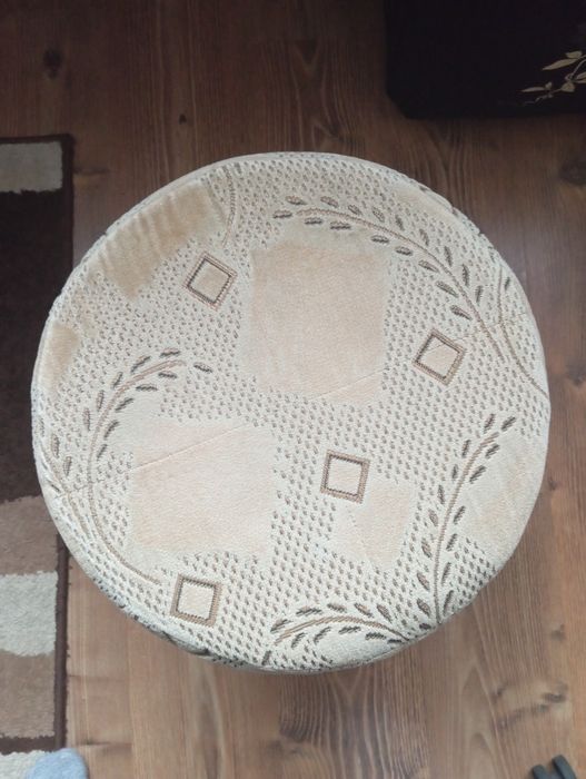 Pufa jasna bardzo dobry stan 42x40 cm