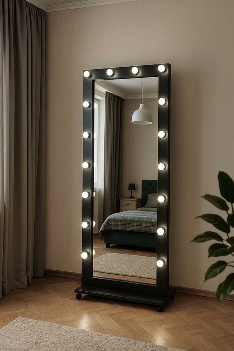 Гримерне дзеркало на опорі в білій рамі / Гримерное зеркало / ЗЕРКАЛА