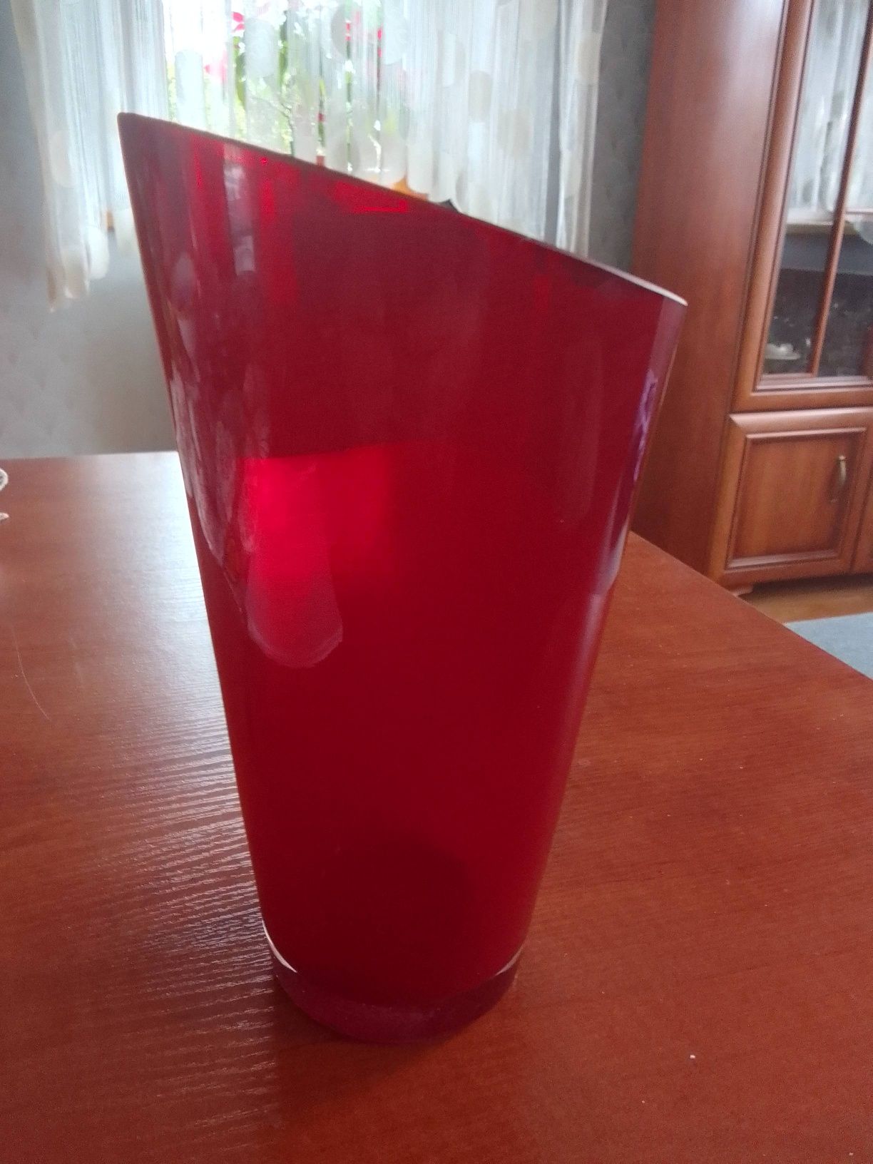Rubinowy szklany wazon