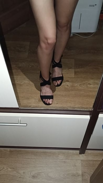 Туфлі чорні на каблуку з зав'язками