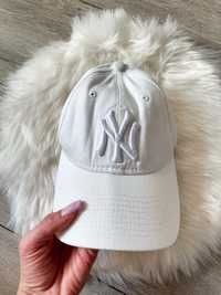 Czapka new era yankees biała trucker hat logo hit unisex