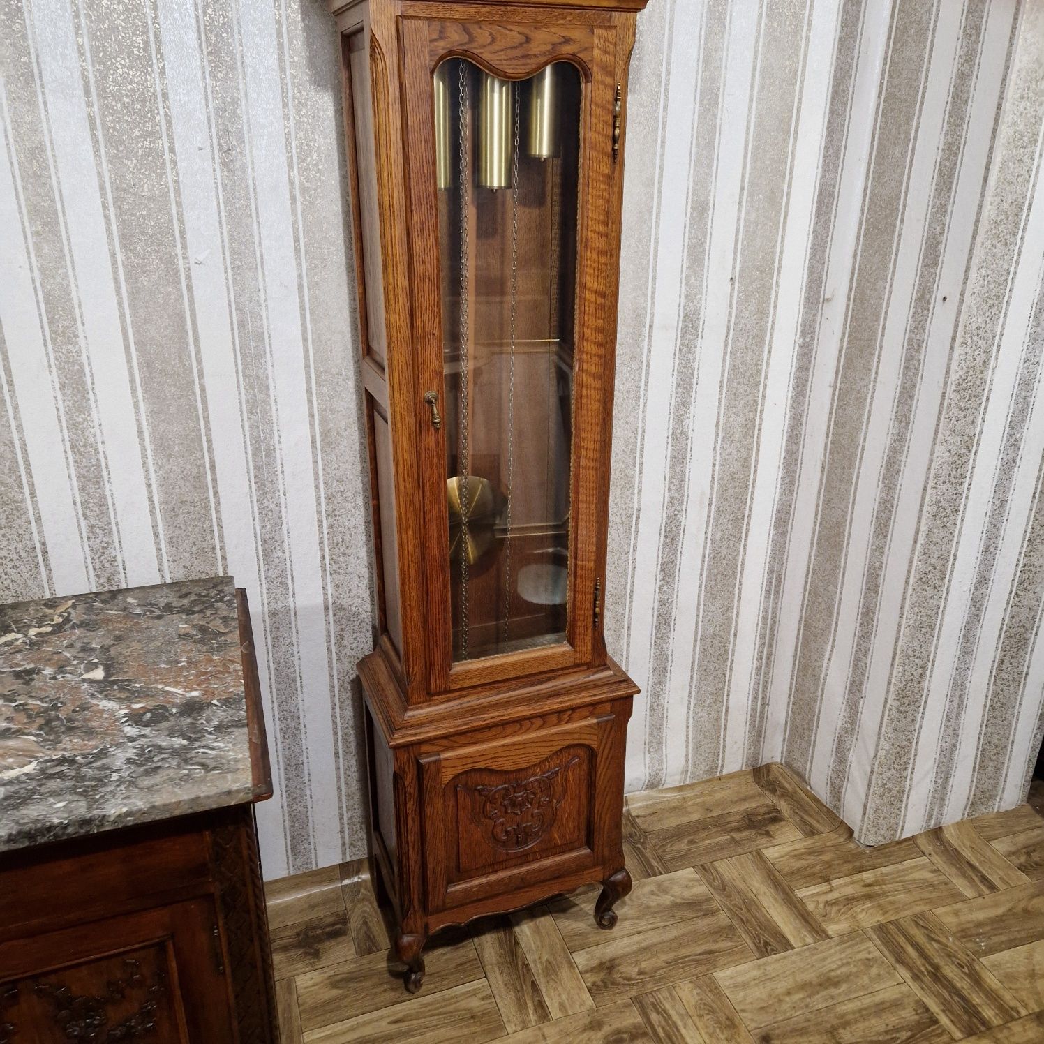 Piękny dębowy zegar stojący w  stylu ludwikowskim