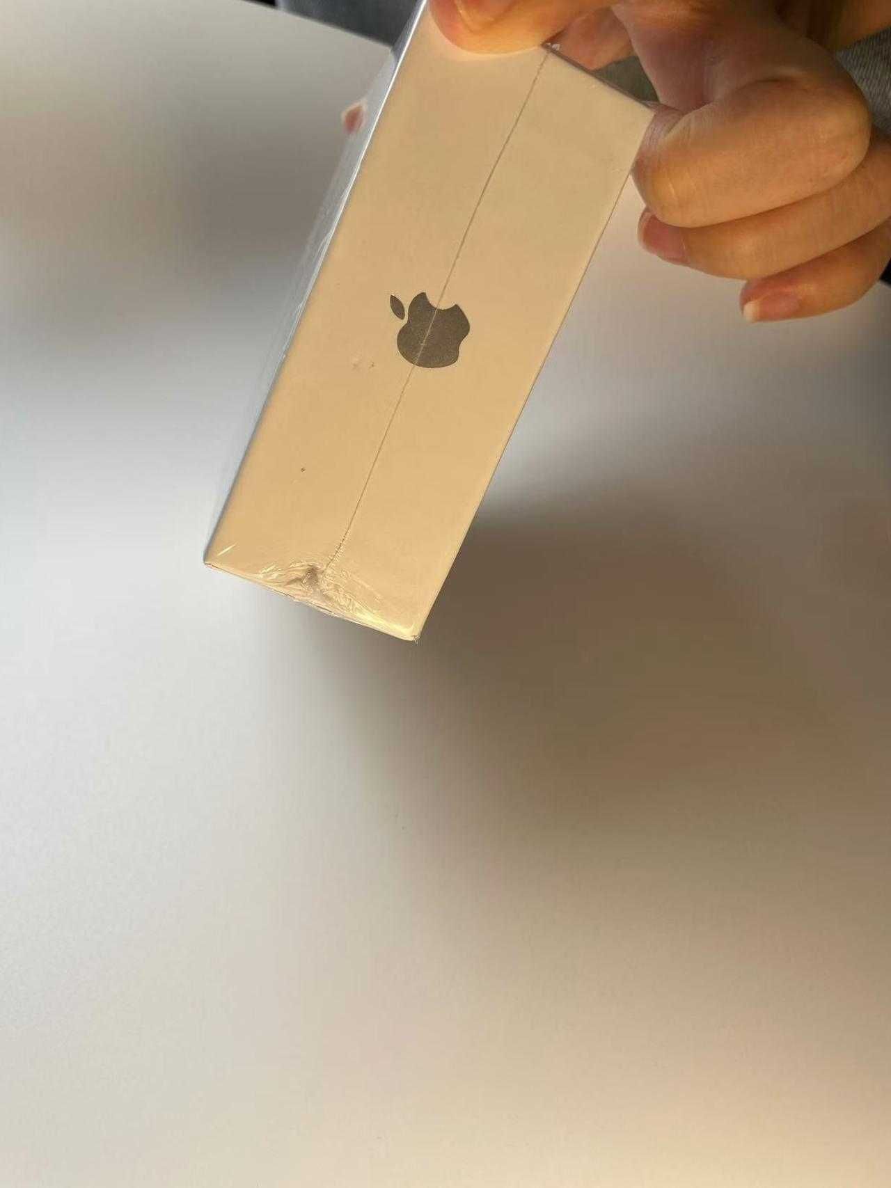 Zupełnie nowe słuchawki__Apple_AirPods__4_generacji w świetnej cenie