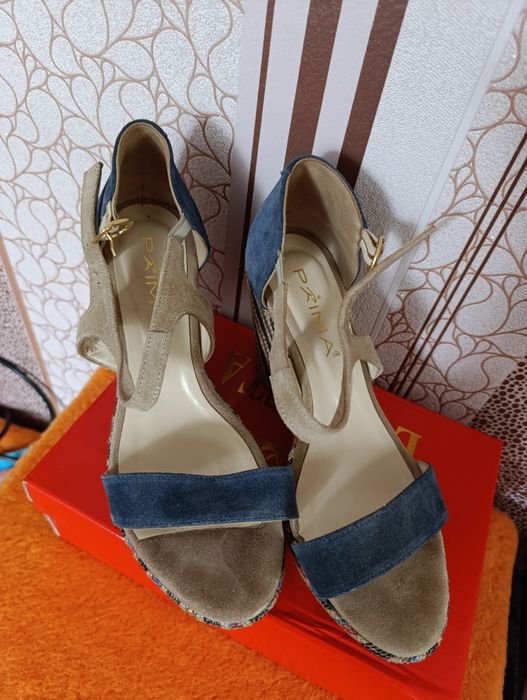 Стильные босоножки на танкетке