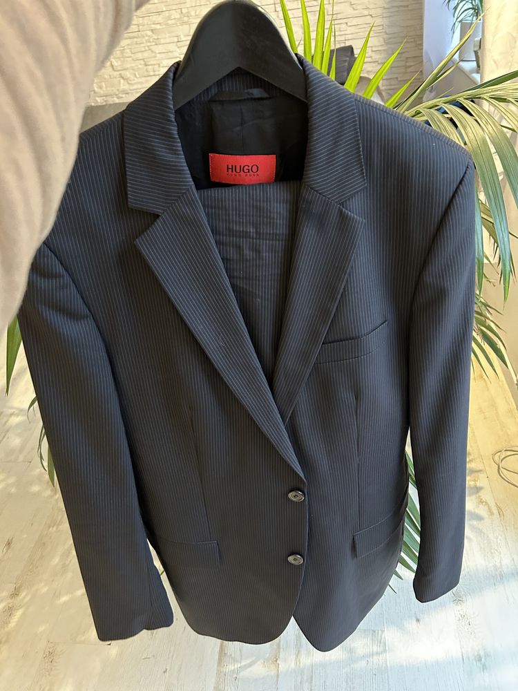 garnitur Hugo Boss r 98 czyli L/XL czarny  w paseczki