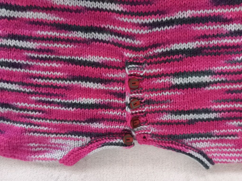 Sweterek ręcznie robiony na drutach
