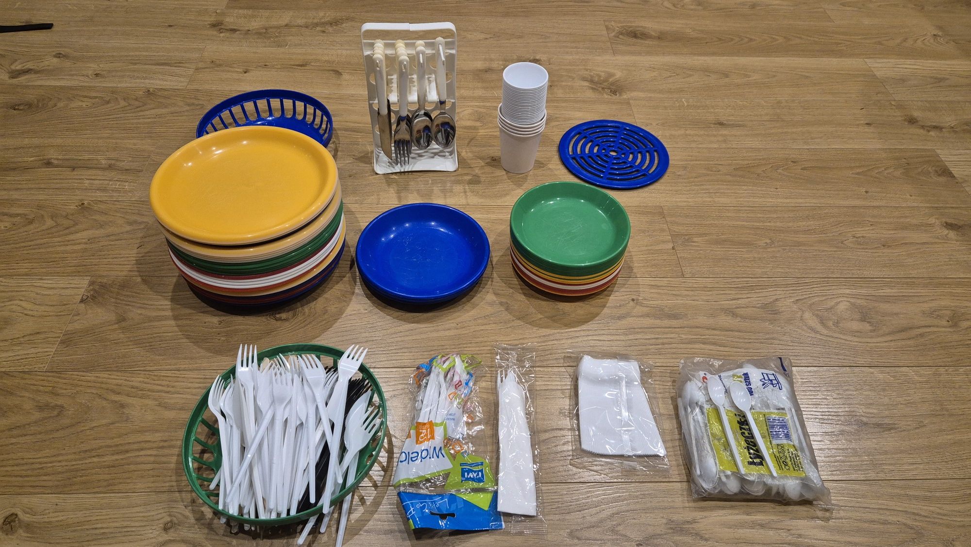 Komplet plastikowych naczyń ogrodowych na grila