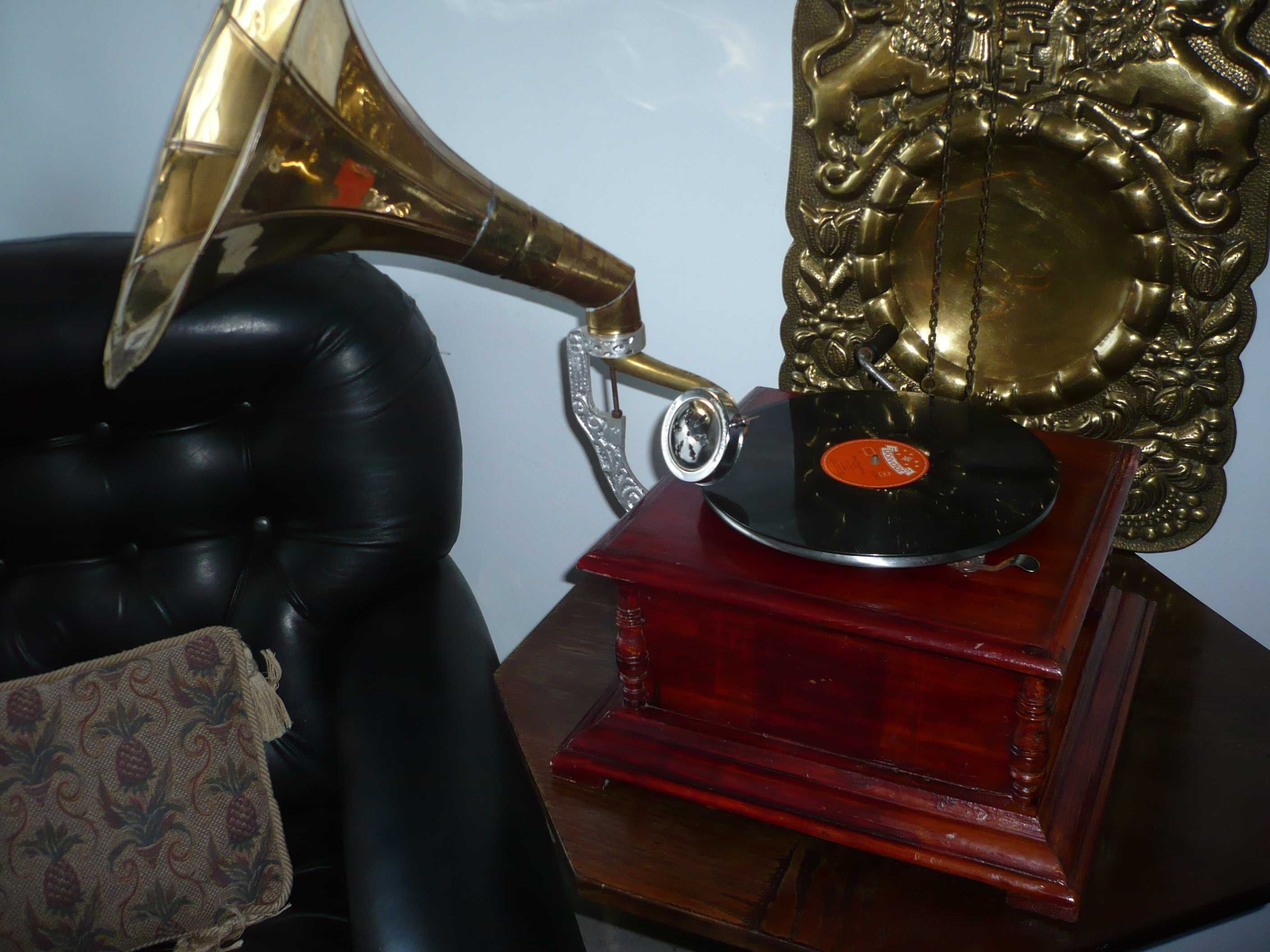 gramofon z tuba nakrecany na korbe
