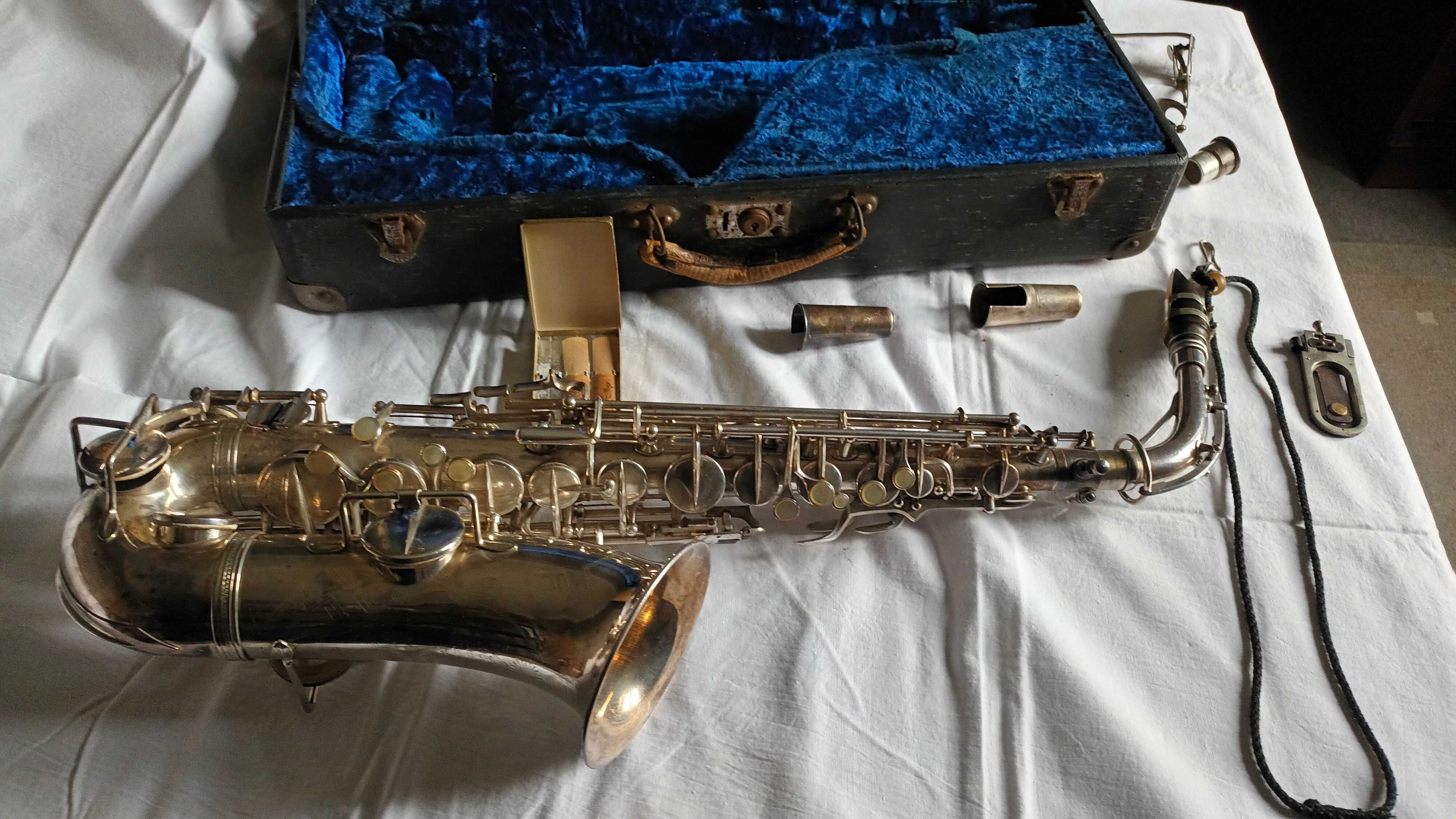 Saxofone vintage marca ADOUCHET & C.