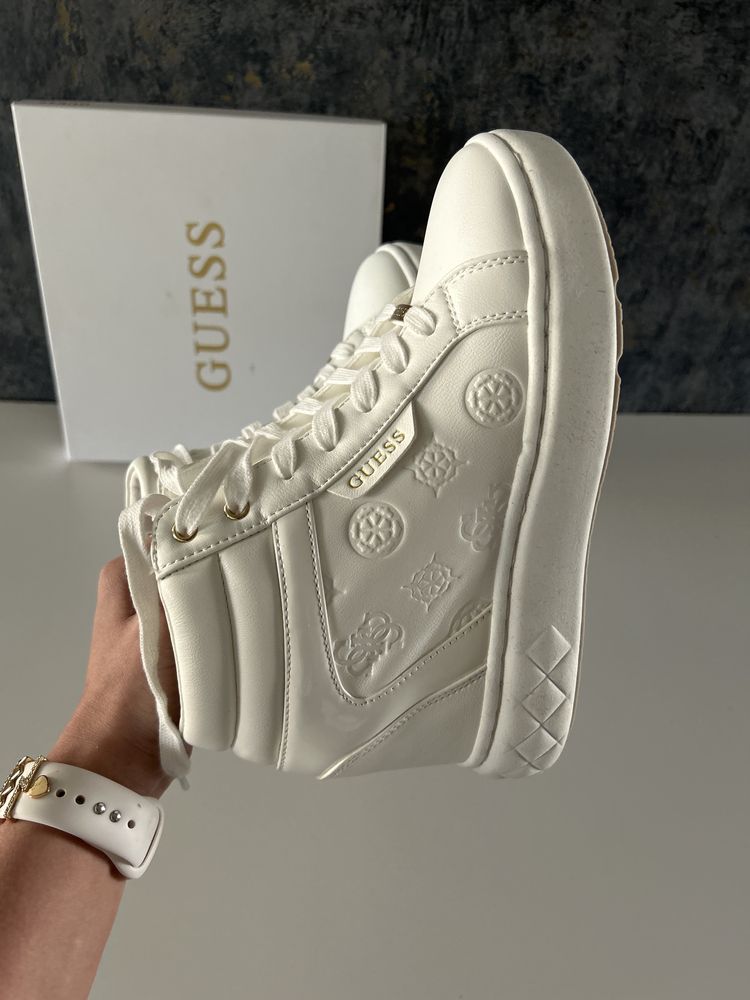 Biale sneakersy z ukryta koturna marki GUESS r:39