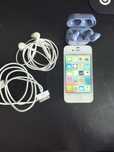 Iphone 4 z zestawem ładowarki i 2 słuchawek