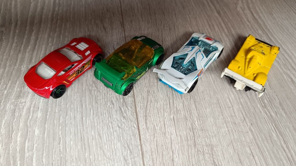 Zestaw 4 autek resoraków Hot Wheels