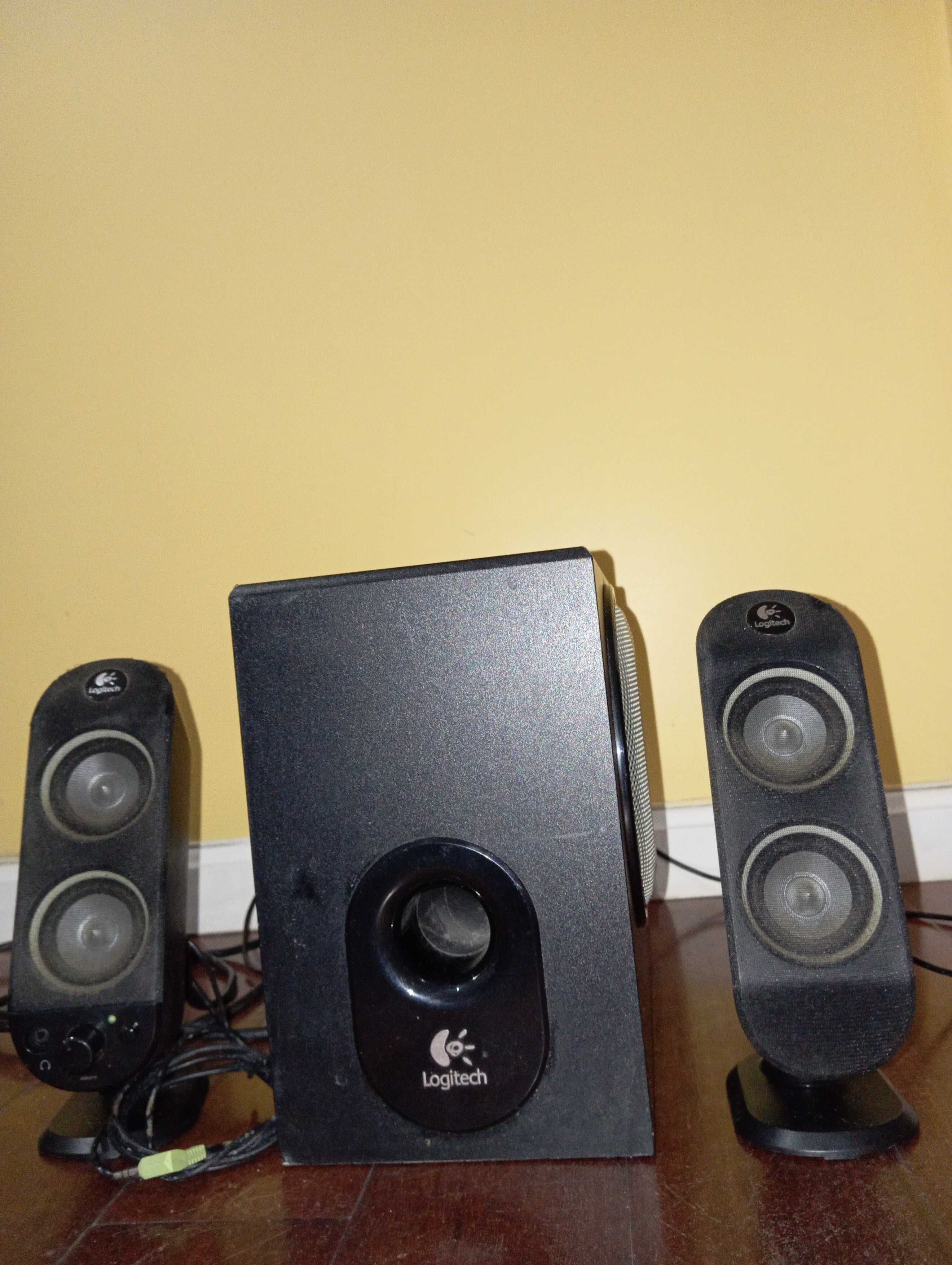 Vendo subwoofer com duas colunas.